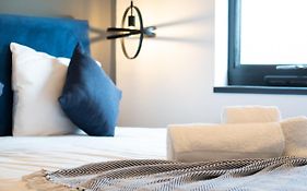 Adam Court Apartments - Pe1 - Contractor Friendly - Choice Of Studios Or 1 Bed Apartments - Free Parking - Sofa Beds - Sky Tv - Full Kitchen - Washer Dryer - Wifi